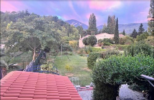 Quillan House | chambre et salle de bain privé s'ouvrant sur terrasse, jardin et cuisine d'été