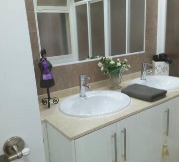Reus Bed & Breakfast | CHAMBRES D'HÔTES CHEZ CATHERINE A REUS chambre de Paris avec salle de bains privée
