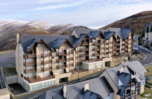 Germ Apartment | Charming 1BR+Cabin Apt for 6, Steps to Ski Lifts, Free Parking