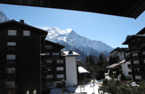 Chamonix City Centre Apartment | Charming apartment in Chamonix with balcony, pets allowed, parking