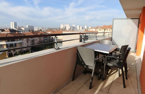 Chevilly-Larue Hotel | Charming Apartment w/Kitchen Steps from Vibrant Market & Metro