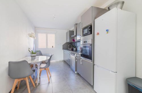 Port-de-Bouc Apartment | Charming appartement with Terrasse - proche des plages