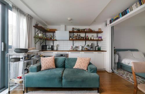 Convention Quarter Hotel | Charming Central Studio with Balcony in Birmingham
