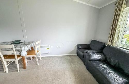 Oulton Broad Ski Chalet | Charming Chalet On A Fantastic Holiday Park In Lowestoft Ref 12077B