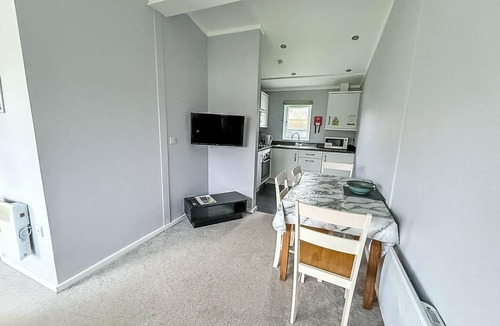 Oulton Broad Ski Chalet | Charming chalet on a fantastic holiday park in Lowestoft ref 12077B