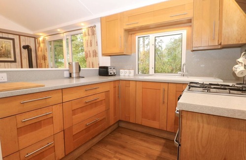 Staplefield Cabin | Charming Lodge 1 in Bolney, UK