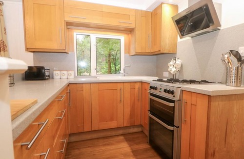 Staplefield Cabin | Charming Lodge 1 in Bolney, UK