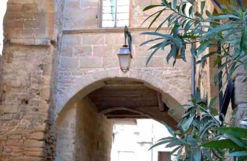 Remoulins Apartment | Chez Lydia - Osez la vie de chateau ! Pont du Gard, Uzès
