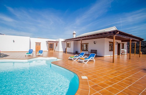 San Bartolome House | climatized pool, internet and total privacy