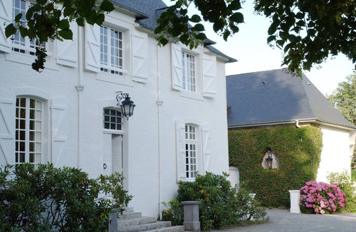 Jurancon House | Clos Mirabel Idyllic C18 Manor House B&B or Whole House + pool sleeps 10+ PAU