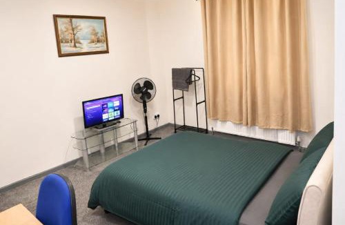 Wolverhampton House | Comfort Plus Double Room with Fast Wi-Fi & Workspace