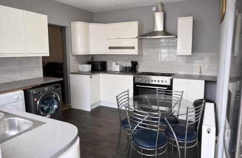 Wolverhampton House | Comfort Plus Double Room with Fast Wi-Fi & Workspace