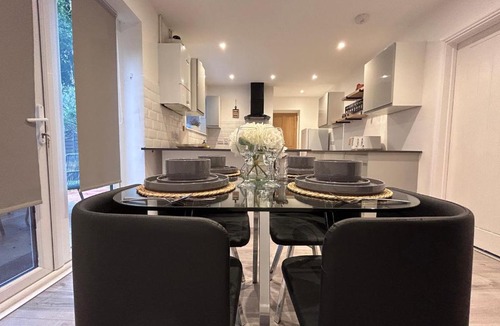 Stevenage Apartment | Comfortable 3 bed house in central location, Stevenage