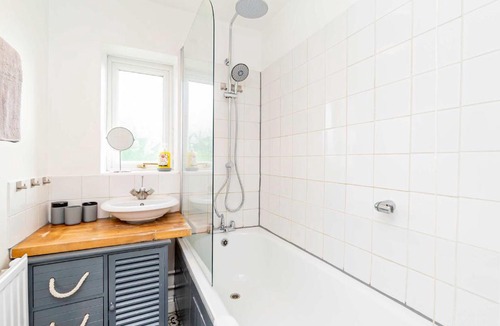 Eight Ash Green House | Comfortable 3BED House with Garden & Parking