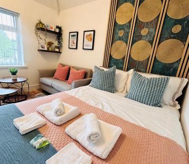 Selly Oak House | Comfortable Private self-contained Room in Birmingham Selly Oak with own Kitchenette and shared bathroom R3