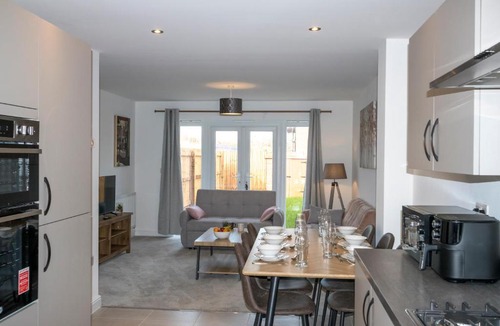 Blacon House | Comfortable Short Stay and Long Stay Home in Chester-