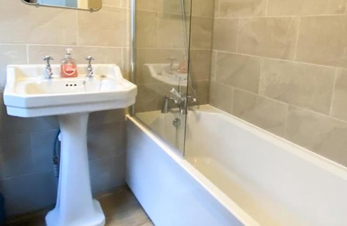 Worksop Apartment | Contractor Friendly 2-Bed - Fast Wi-Fi & Netflix