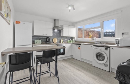 Tewkesbury Apartment | Cosy 3BR Flat With Free Parking Near Marina