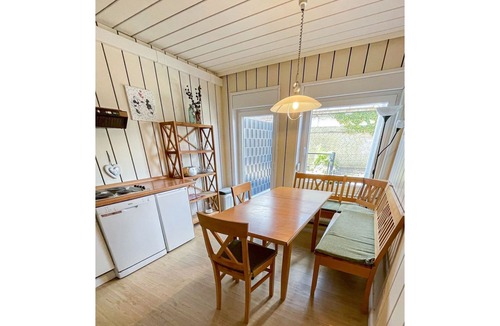 Norddeich Apartment | Cosy apartment for 6 guests with WIFI, TV, terrace, pets allowed and parking