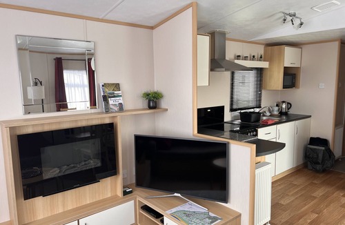 Barton-on-Sea House | Cosy caravan on Hoburn Naish 5 star complex. Leisure pub entertainment on site.
