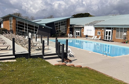 Barton-on-Sea House | Cosy caravan on Hoburn Naish 5 star complex. Leisure pub entertainment on site.