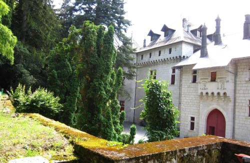 Serrieres-en-Chautagne House | Cosy castle with pool in Serri res en Chautagne