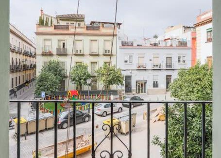 San Julian Apartment | Cosy charming private 2-bedroom apartment with air-con in central Seville neighborhood