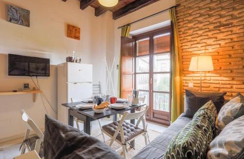 San Julian Apartment | Cosy charming private 2-bedroom apartment with air-con in central Seville neighborhood
