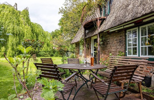 Kuden Cottage | Cottage 'Reetdachhaus Bischoff' with Private Terrace, Private Garden and Wi-Fi