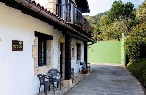Hondarribia Apartment | Country House 'Artizarra' with Mountain View, Private Terrace and Wi-Fi
