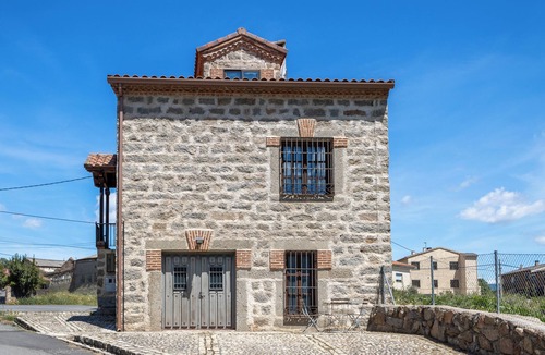 Navaluenga House | Country House 'La Bodega De Gredos' with Mountain Views