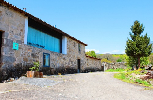 Chantada House | Country House 'Portomeñe' with Mountain View, Private Garden and Wi-Fi