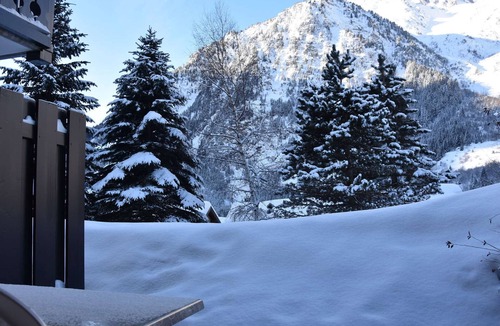 Pralognan-la-Vanoise Apartment | Cozy apartment with heated pool and south terrace in Pralognan-la-Vanoise