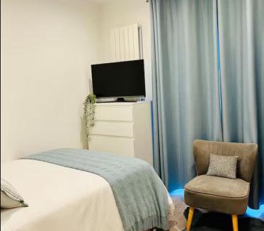 Bookham House | Cozy Private Access Room