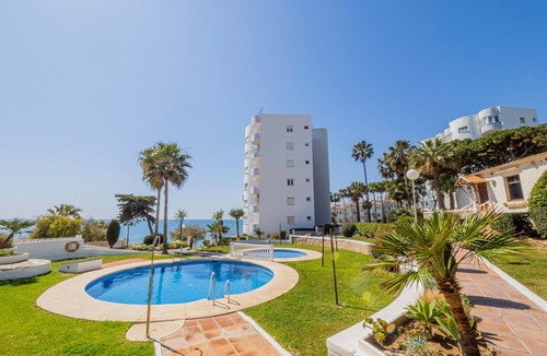 Calahonda Apartment | Cubo’s La Bambera First Line Beach/sea views/free wifi