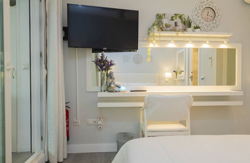 Benalmadena Costa Bed & Breakfast | Cubo's Poseidon Apartment 3 & Pool/room/air conditioning/community pool/free wifi