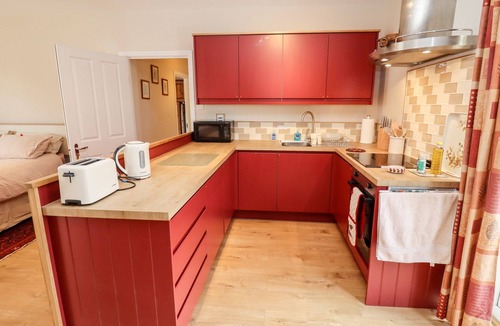 Stonesfield Cottage | DEER VIEW, romantic, with hot tub in East End