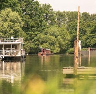 Domitz Boat Rental | Deine schwimmende Auszeit auf dem Wasser - Festlieger Hausboot Tortuga