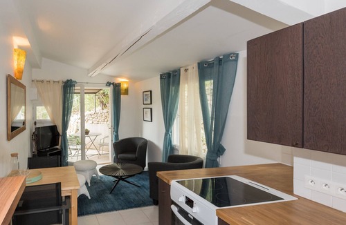 Collias Apartment | Delightful Riverside Apartment with River Views, The Upper 1