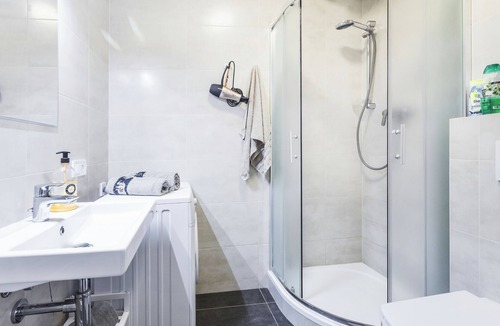 Nusle Apartment | 𝑫𝒆𝒔𝒊𝒈𝒏 𝒔𝒕𝒖𝒅𝒊𝒐 w/Patio, 10 min to Centre, 10 years of experience