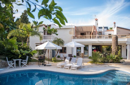 Siesta House | Detached house with pool - 1 minute walk to the beach