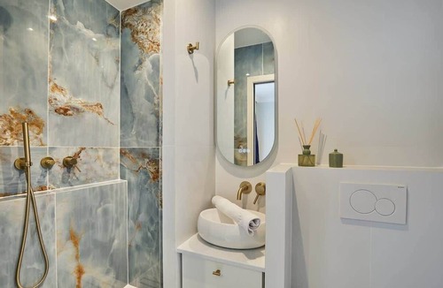 7th Arrondissement Apartment | Eiffel Tower Apartment Invalides