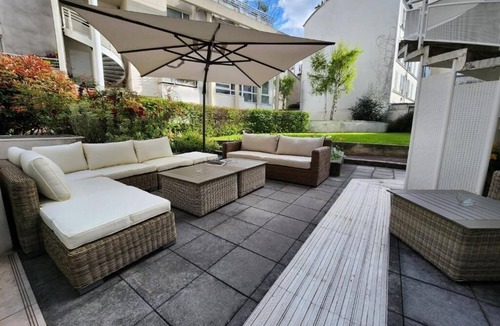 Grenelle Apartment | EIFFEL TOWER STUDIO WITH AIRCON