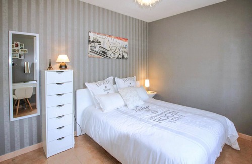 Morieres-les-Avignon House | Enjoy comfort, good facilities and space in this beautiful vacation home with swimming pool.