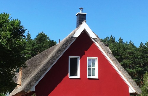 Glowe House | Enjoy the autumn under the thatched roof - close to the beach, comfortable, Wi-Fi, sauna, dog willk.