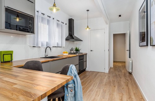 El Poble-sec Apartment | Everything in this completely reinvented 3 bedroom 2 bathroom rare find that can host 7 people