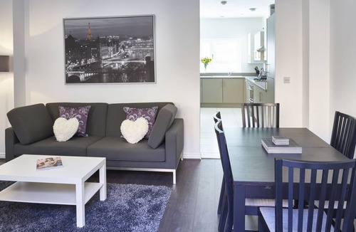 Milton Keynes House | Executive 4 bed/3 bath town house in Central Milton Keynes