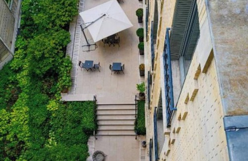 Champs-Elysees Apartment | Executive Studio With Aircon In Champs Elysees