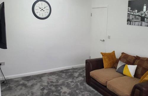 Harlington Apartment | Exquisite and Modern 2 bed Maisonette