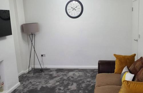 Harlington Apartment | Exquisite and Modern 2 bed Maisonette